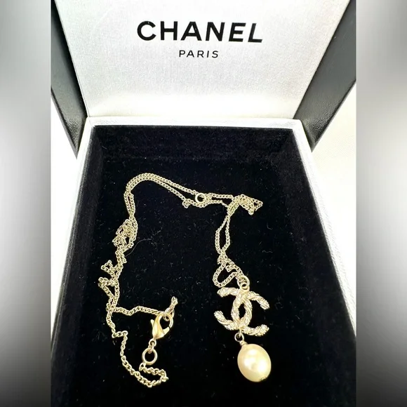 Chanel Gold and Pearl Pendant Necklace - Picture 4 of 12